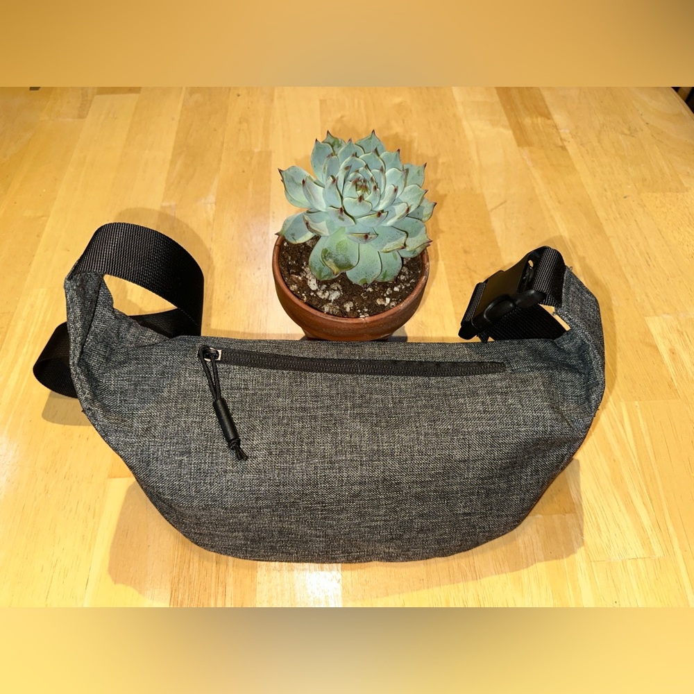 UPenn 5 items Charging Pad, Tote, Pillowcase, LaundryBag, Penn Quaker, Fanny Pak - Picture 4 of 13